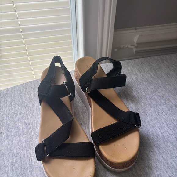Wild Diva Black and Tan Platform Sandals with Adjustable Straps - Picture 1 of 3